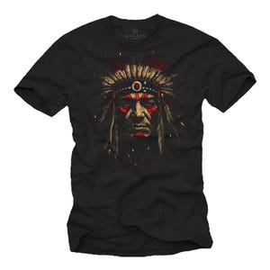 Könnte beinhalten: Schwarzes T-Shirt mit einer detaillierten Illustration eines indianischen Häuptlings mit Federkopfschmuck. Das Kunstwerk verwendet Rot-, Braun- und Blautöne, mit dem Markennamen "MAKAYA" oben.