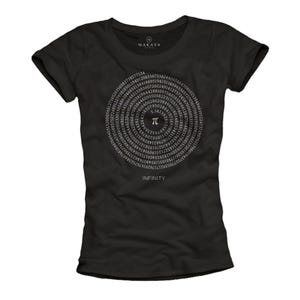 Könnte beinhalten: Schwarzes T-Shirt mit einem weißen kreisförmigen Design, das das mathematische Symbol für Pi und eine Reihe von Zahlen zeigt. Das Wort "INFINITY" ist unter dem Kreis aufgedruckt. Das T-Shirt hat einen Rundhalsausschnitt und kurze Ärmel.