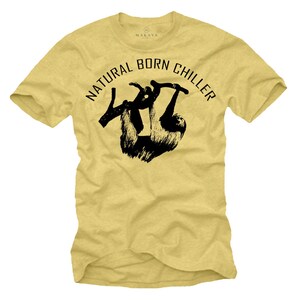 Pu&ograve; includere: T-shirt giallo con grafica nera di un bradipo appeso a un ramo. Il testo "NATURAL BORN CHILLER" &egrave; arcuato sopra il bradipo. La maglietta ha girocollo e maniche corte. Il marchio "MAKAYA" &egrave; stampato sul colletto.