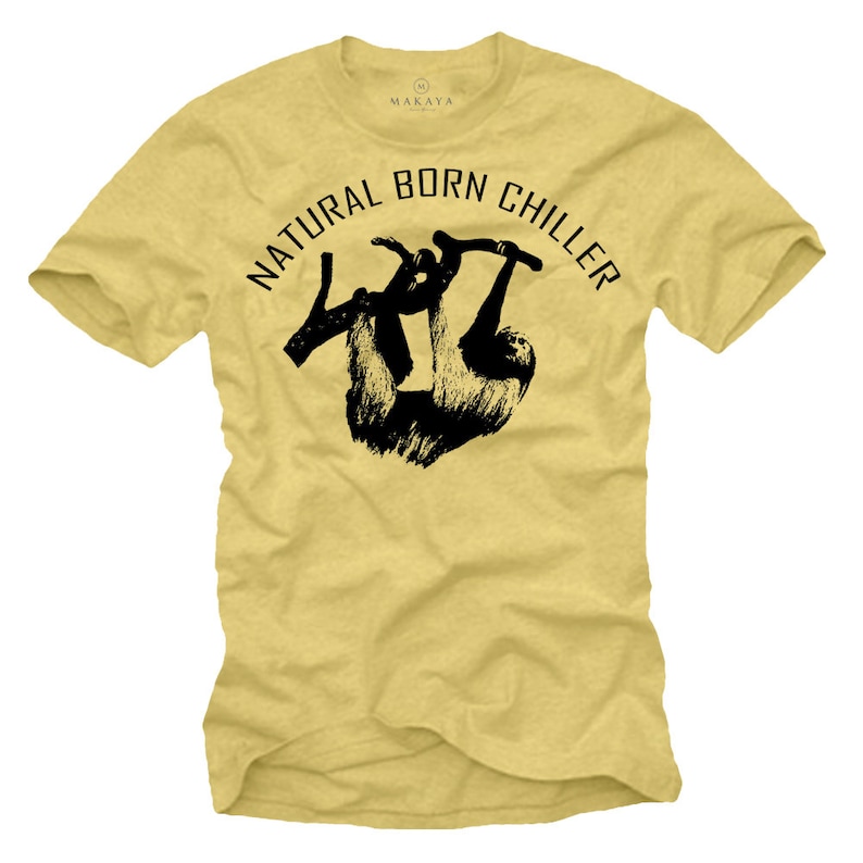 Pu&ograve; includere: T-shirt giallo con grafica nera di un bradipo appeso a un ramo. Il testo "NATURAL BORN CHILLER" &egrave; arcuato sopra il bradipo. La maglietta ha girocollo e maniche corte. Il marchio "MAKAYA" &egrave; stampato sul colletto.