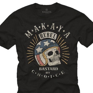 Könnte beinhalten: Schwarzes T-Shirt mit einem Vintage-Grafikdesign, das einen Totenkopf mit Sternenhelm zeigt. Der Text lautet "MAKAYA REBEL BASTARD BY CHOICE". Das Design hat einen Vintage- und Biker-Look.