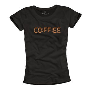 Peut inclure: T-shirt noir avec le mot "COFFEE" en police de style horloge numérique, de couleur marron. Le t-shirt a des manches courtes et un col rond. La marque "MAKAYA" est imprimée en haut. Vêtement décontracté.