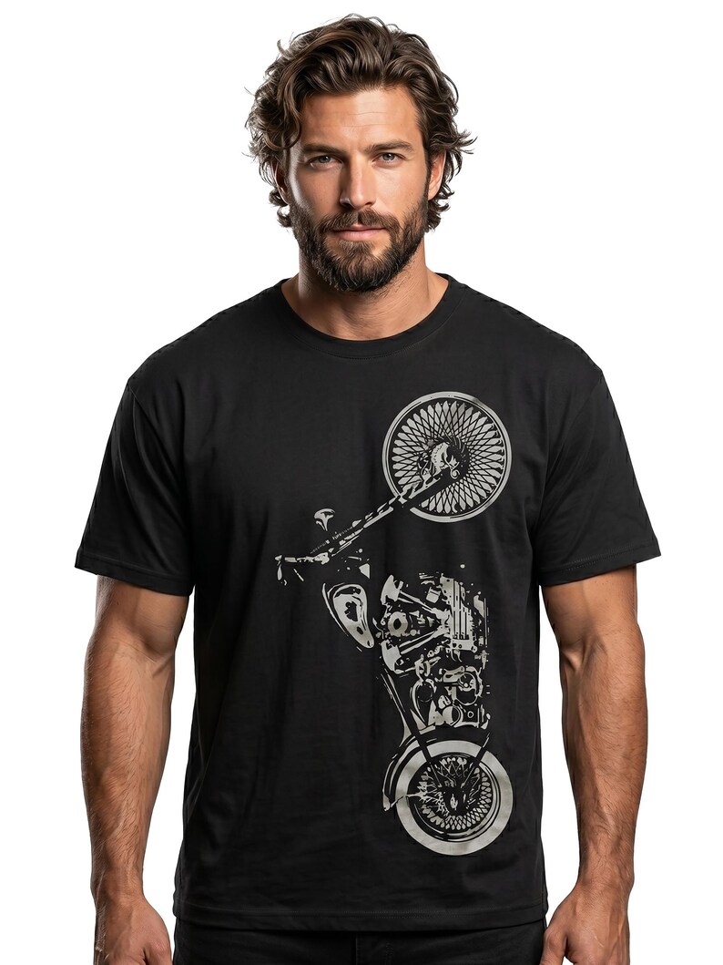 以下が含まれることがあります： 黒いTシャツ。バイクの詳細なシルバーグラフィックが特徴です。デザインには、バイクのホイール、エンジン、フレームが含まれています。Tシャツは半袖で、クルーネックです。