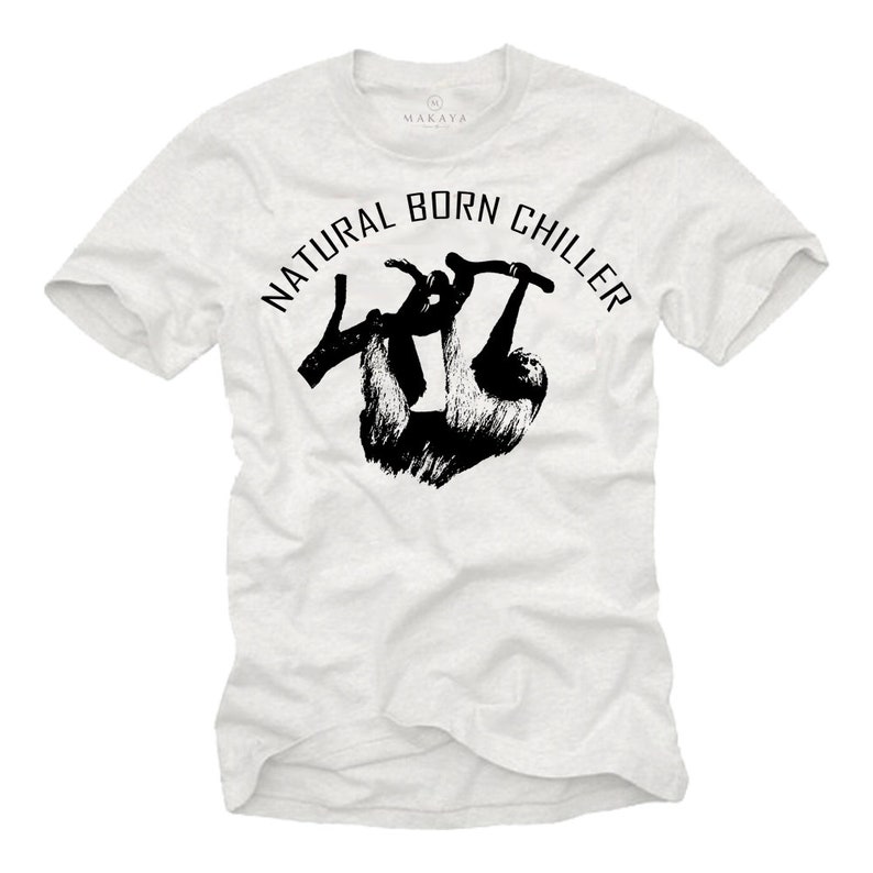 Pu&ograve; includere: T-shirt grigio chiaro con la scritta "NATURAL BORN CHILLER" sopra una grafica nera di un bradipo appeso a un ramo. La maglietta ha un girocollo e maniche corte.