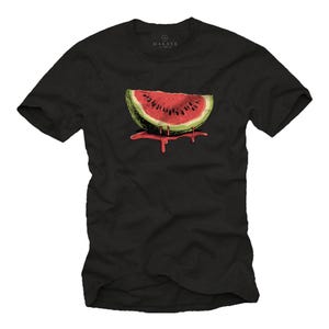 Könnte beinhalten: Schwarzes T-Shirt mit einem Motiv einer Wassermelonen-Scheibe, aus der roter Saft tropft. Der Text "MAKAYA" ist auf dem T-Shirt aufgedruckt.