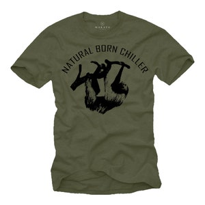 Pu&ograve; includere: T-shirt verde oliva con grafica nera di un bradipo appeso a un ramo. Il testo "NATURAL BORN CHILLER" &egrave; arcuato sopra il bradipo. Il logo del marchio "MAKAYA" &egrave; visibile.
