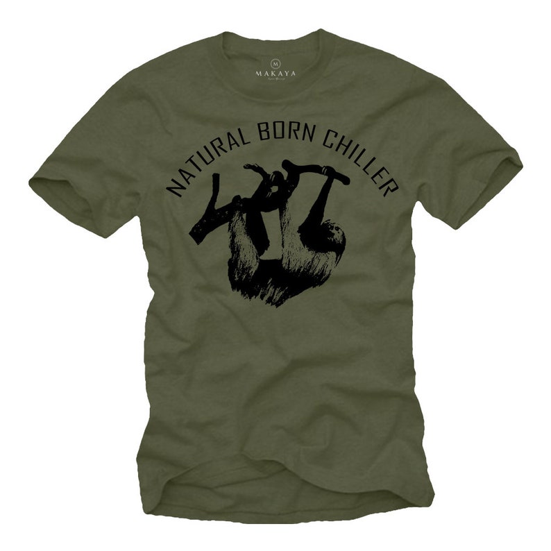 Pu&ograve; includere: T-shirt verde oliva con grafica nera di un bradipo appeso a un ramo. Il testo "NATURAL BORN CHILLER" &egrave; arcuato sopra il bradipo. Il logo del marchio "MAKAYA" &egrave; visibile.