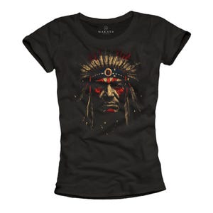 Könnte beinhalten: Schwarzes T-Shirt mit einem Motiv eines amerikanischen Ureinwohners, der ein Kopfschmuck trägt. Der Mann hat rote und weiße Farbe im Gesicht und ein blaues Stirnband. Der Text "MAKAYA" ist auf das Shirt gedruckt.