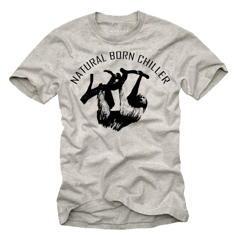 Pu&ograve; includere: T-shirt grigio chiaro con la scritta "NATURAL BORN CHILLER" in una forma curva sopra una silhouette nera di un bradipo appeso a un ramo. La maglietta ha maniche corte e girocollo.