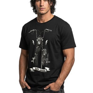 Puede incluir: Camiseta negra con un gr&aacute;fico de motocicleta en escala de grises. El dise&ntilde;o incluye una pancarta con el texto "BAD SEED" y acentos de rayos. La camiseta la lleva una persona.