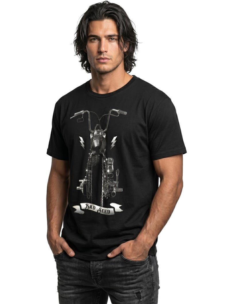 Puede incluir: Camiseta negra con un gr&aacute;fico de motocicleta en escala de grises. El dise&ntilde;o incluye una pancarta con el texto "BAD SEED" y acentos de rayos. La camiseta la lleva una persona.