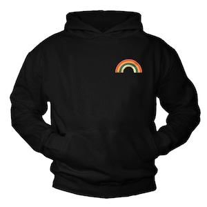 Könnte beinhalten: Schwarzer Kapuzenpullover mit einem Vintage-Regenbogen-Motiv auf der linken Brust.