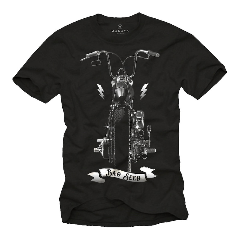 Puede incluir: Camiseta negra con una ilustraci&oacute;n en escala de grises de una motocicleta. El dise&ntilde;o incluye rayos y una pancarta con el texto "BAD SEED". La camiseta tiene el logo "MAKAYA".