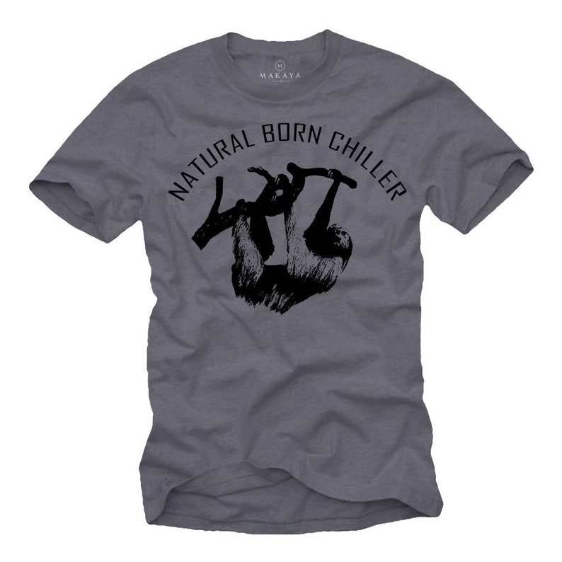 Pu&ograve; includere: T-shirt grigio melange con grafica nera di un bradipo appeso a un ramo. La scritta "NATURAL BORN CHILLER" &egrave; sopra il bradipo. La maglietta ha maniche corte e scollo tondo.