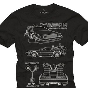 Op de afbeelding: Zwart T-shirt met een witte omtrek van de DeLorean, de tijdmachine uit de film Back to the Future. De tekst "TIME MACHINE V 5.0 DESIGNED BY DR. EMETT BROWN" staat op het shirt gedrukt.