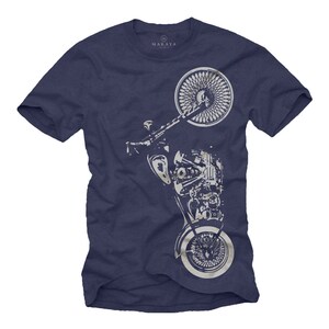以下が含まれることがあります： ネイビーブルーのTシャツ。ライトオフホワイトのスタイリッシュなバイクのグラフィックが特徴です。デザインには、前後の車輪、エンジン、ハンドルバーが含まれています。「MAKAYA」のブランド名が上部に印刷されています。