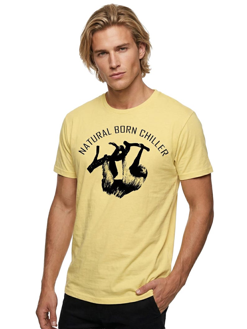 Pu&ograve; includere: T-shirt giallo chiaro con la scritta "NATURAL BORN CHILLER" sopra un disegno di bradipo nero. La maglietta a maniche corte &egrave; realizzata in tessuto morbido.