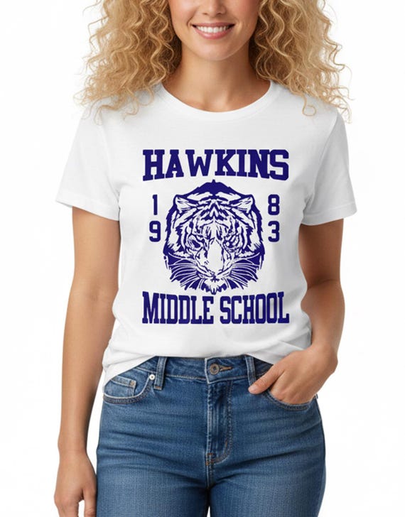 Camiseta de Stranger Things Hawkins - Tu Tienda Shoka Camiseta de Stranger Things Hawkins - Tu Tienda Shoka