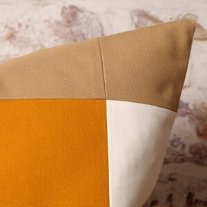 Bloc de couleur moutarde inspiré du Bauhaus, housse de coussin naturel et blanc, style Mid-Century moderne, détails géométriques, pièces cousues 18 x 18 pouces image 5