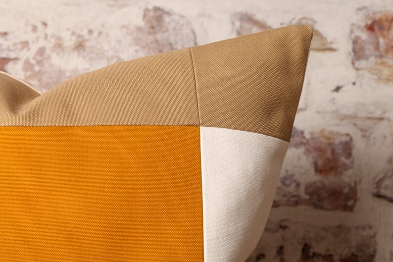 Bloc de couleur moutarde inspiré du Bauhaus, housse de coussin naturel et blanc, style Mid-Century moderne, détails géométriques, pièces cousues 18 x 18 pouces image 5