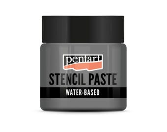 Puede incluir: Un tarro gris de pasta para estarcido Pentart con tapa negra de rosca. La etiqueta muestra el nombre de la marca Pentart en blanco sobre fondo negro, con las palabras STENCIL PASTE y WATER-BASED impresas en letras mayúsculas negras.