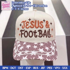 Op de afbeelding: Een crèmekleurige baseballpet met de geborduurde tekst "JESUS & FOOTBALL" in bruin en oranje, geaccentueerd door kleine sterren. De klep heeft een herhalend wit sterpatroon op een bruine achtergrond, beschikbaar in 10,16, 12,7 en 15,24 cm.