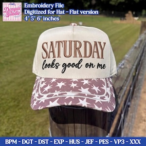 Op de afbeelding: Een crèmekleurige baseballpet met de geborduurde bruine tekst SATURDAY en zwarte cursieve tekst looks good on me. De klep is voorzien van een patroon met witte sterren op een bruine achtergrond. Het ontwerp is gedigitaliseerd voor een 4, 5 of 6 inch pet.