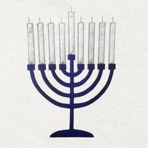Puede incluir: Una menorá azul con nueve velas, un símbolo tradicional de Janucá.