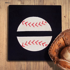 Könnte beinhalten: Ein Baseball-Design auf einem schwarzen Quadrat. Das Design zeigt einen Baseball, der in zwei Hälften geteilt ist, mit roten Nähten. Ein Baseballhandschuh und ein Baseball befinden sich im Hintergrund, vor einem Holzuntergrund. Sport-Themen-Dekor.