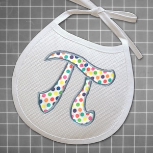 Può includere: Bavaglino bianco con un simbolo pi ricamato con pois colorati.
