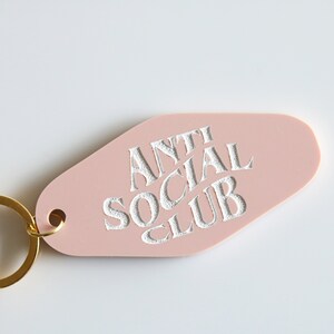 anti social club motel keychain | CHOOSE YOUR COLOR | anti social | gift | birthday | anxious | key | retro | introvert | adhd | alone Bild 2