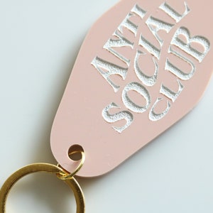 anti social club motel keychain | CHOOSE YOUR COLOR | anti social | gift | birthday | anxious | key | retro | introvert | adhd | alone Bild 3