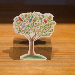 Serene mosterdboom met vogelsticker, perfect voor buitenliefhebbers en plantenliefhebbers