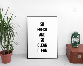 Puede incluir: Una impresión enmarcada en negro con el texto "SO FRESH AND SO CLEAN CLEAN" sobre un fondo blanco. La impresión está colgada en una pared blanca con una linterna verde y una maleta marrón en primer plano.