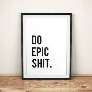 Puede incluir: Impresi&oacute;n enmarcada en blanco y negro con el texto "DO EPIC SHIT."