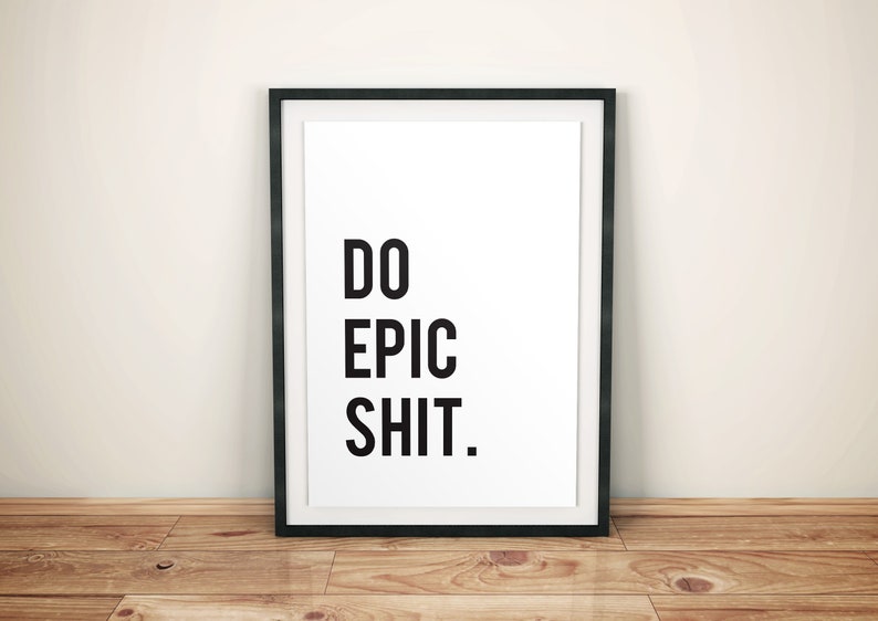 Puede incluir: Impresi&oacute;n enmarcada en blanco y negro con el texto "DO EPIC SHIT."