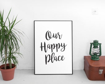 Puede incluir: Impresión enmarcada en blanco y negro con el texto "Our Happy Place" en una fuente cursiva.
