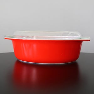 Cocotte vintage recouverte de rouge Pyrex 2,5 pintes ovale classique du milieu du siècle vaisselle de cuisine Corning 045