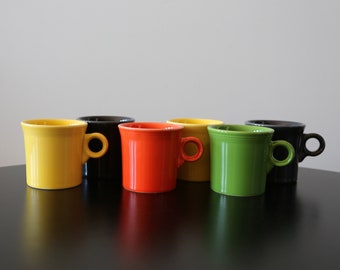 Fiesta Ware-mugg: Homer Laughlin O-ringhandtag, olika färger (säljs styckvis)