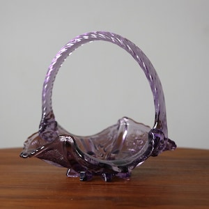 Kosz ze szkła artystycznego Fenton 95th Anniversary Art z motywem ametystu, projekt Dave'a Vincenta z 2000 r.