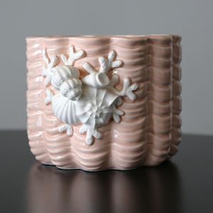 Maceta de cerámica en tonos pastel con forma de concha marina de Fitz + Floyd, 1982