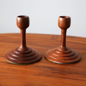 Vintage houten set teak kandelaars uit het midden van de eeuw