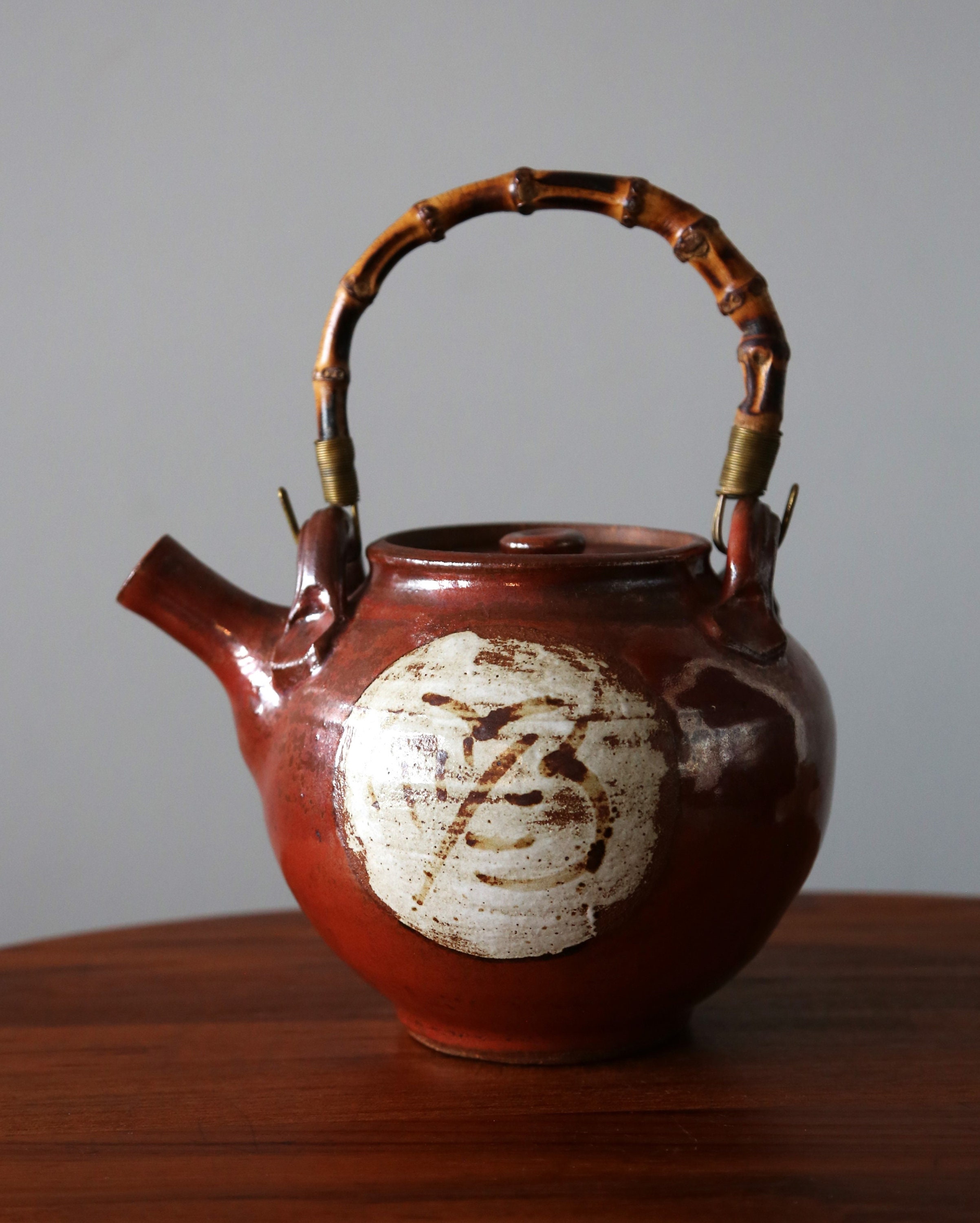 古道具 陶器製 吊り下げ灯り / 花器 オブジェ 民藝 焼き物 籐持ち手 スタジオ陶器の竹製ハンドル付きストーンウェアティーポット。抽象的な