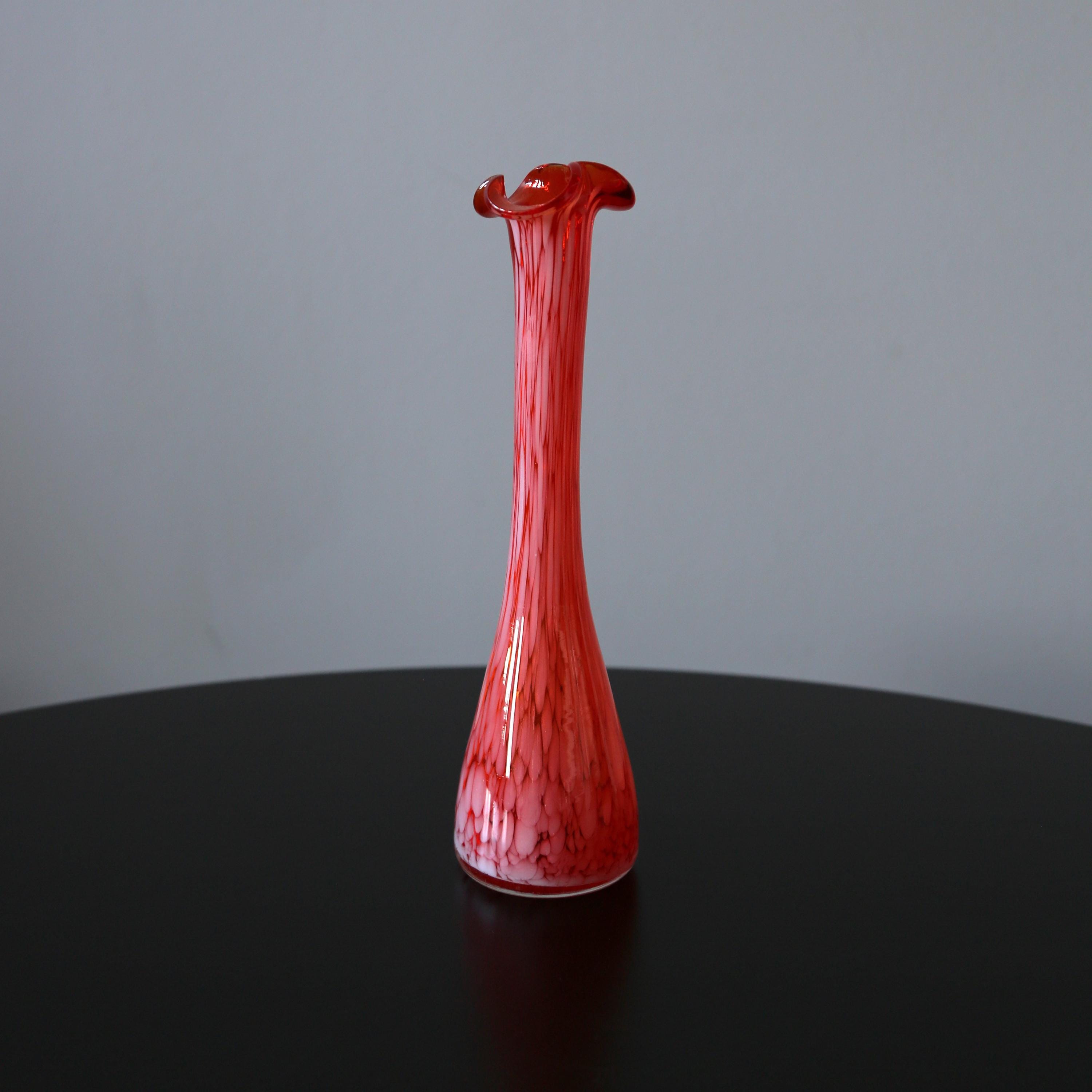 ミッドセンチュリーの赤い斑点模様のアートガラスの花瓶：フリルトップ