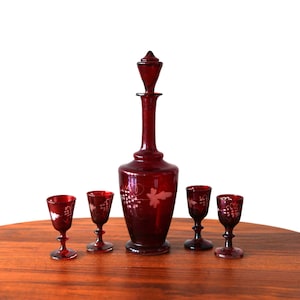 Antik tjeckisk böhmisk liköruppsättning Vintage handgjord etsad rubinröd glaskaraff + 4 glas