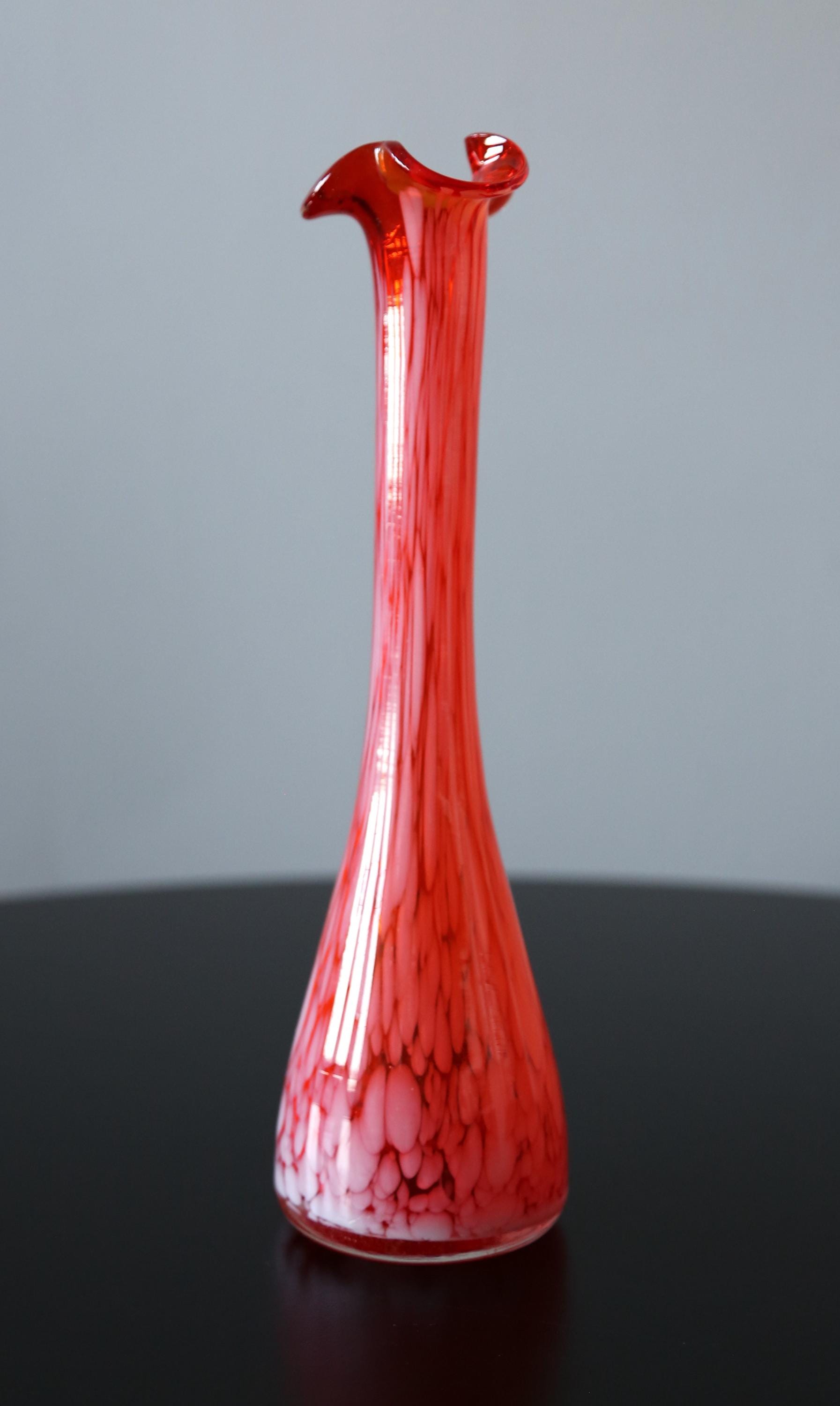 ミッドセンチュリーの赤い斑点模様のアートガラスの花瓶：フリルトップ