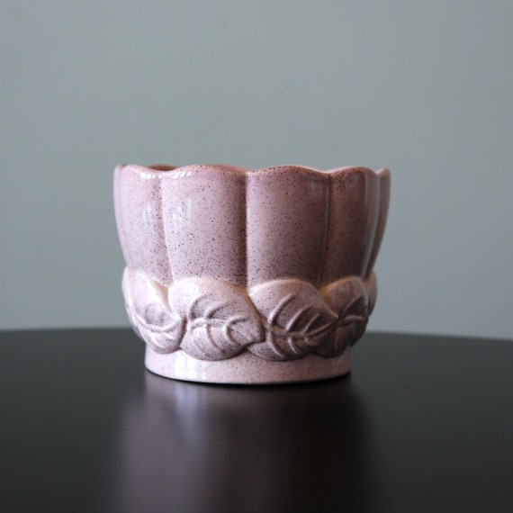 Vintage 1950s Light Pink Scalloped Planter Vintage 1950s Light Pink Scalloped Planter