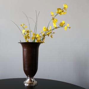 Vaso in metallo Art Déco vintage di grandi dimensioni, con design a tromba conica