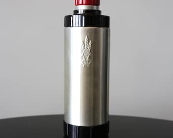 Vaso West Bend Tipple: Coctelera de aluminio estilo art déco con medidor de baquelita.