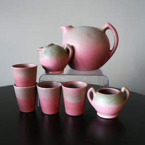 1930s NILOAK Ozark Dawn Matte Art Deco Pottery Set 7 Pieces Ball Jug, Creamer + Sugar, 4 Cups